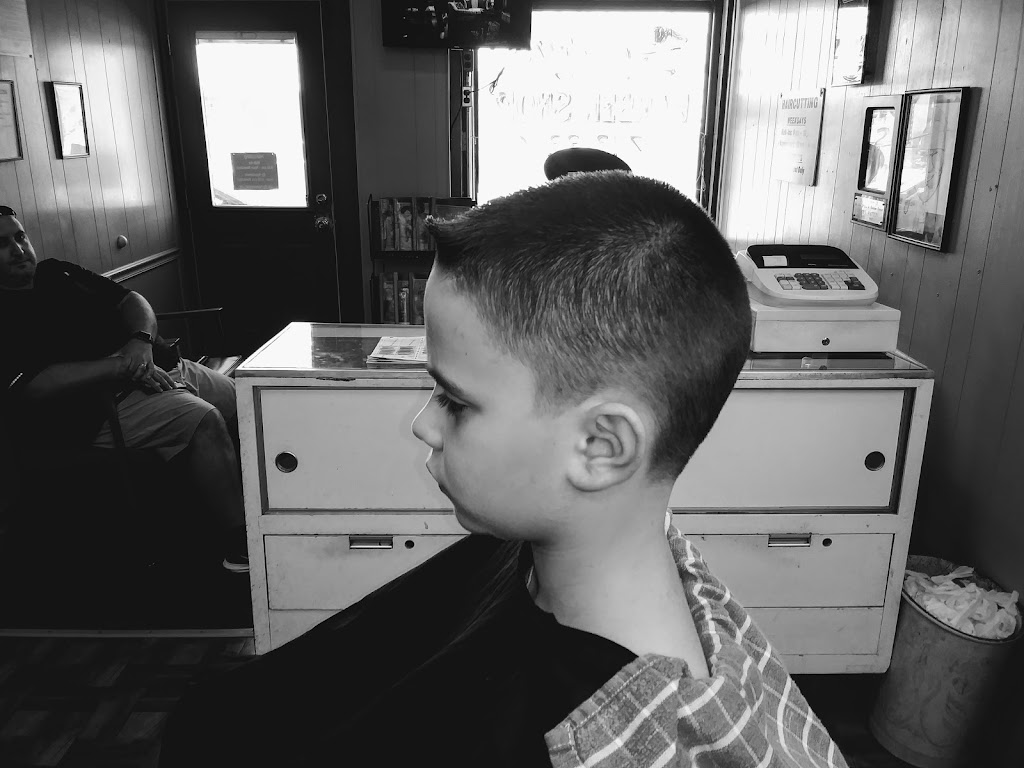 Berrys Barber Shop | 204 W Main St, Blanchester, OH 45107, USA | Phone: (937) 783-3326