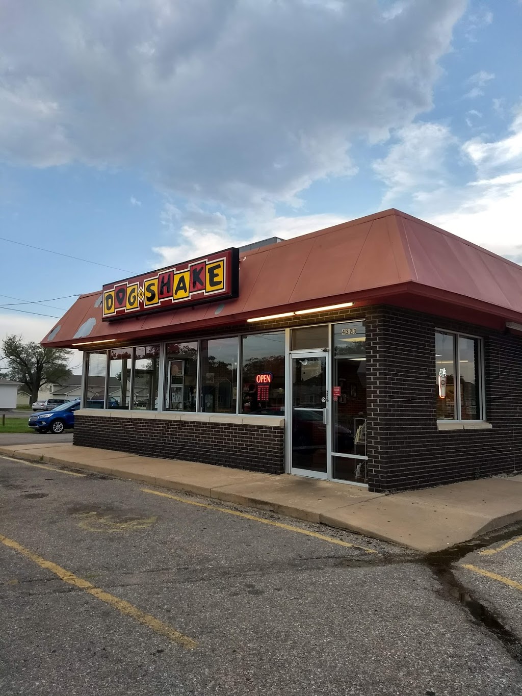 Dog-N-Shake | 4323 S Seneca St, Wichita, KS 67217, USA | Phone: (316) 522-7362