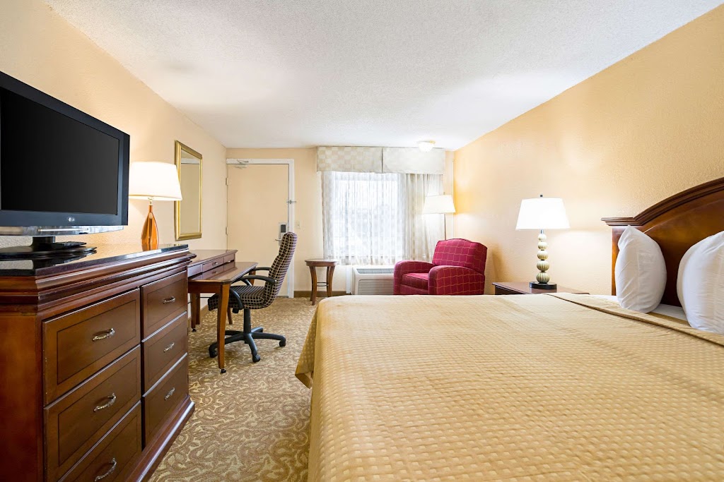 Rodeway Inn Metro Airport | 8500 Wickham Rd, Romulus, MI 48174, USA | Phone: (734) 595-1990