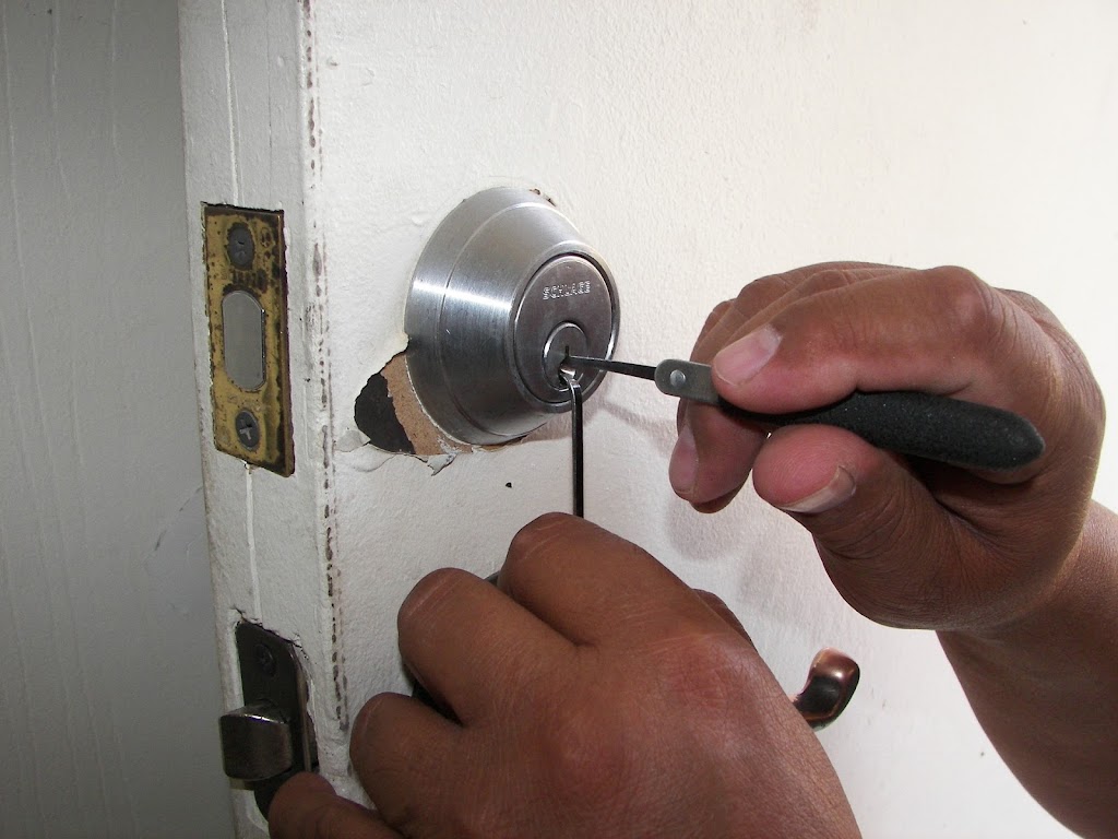 Tonys Locksmith Service | 720 Bayway Ave, Elizabeth, NJ 07202, USA | Phone: (908) 372-7678