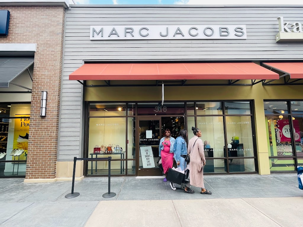 Marc Jacobs - Clarksburg Premium Outlets | 22705 Clarksburg Rd Suite 316, Clarksburg, MD 20871, USA | Phone: (240) 332-9030