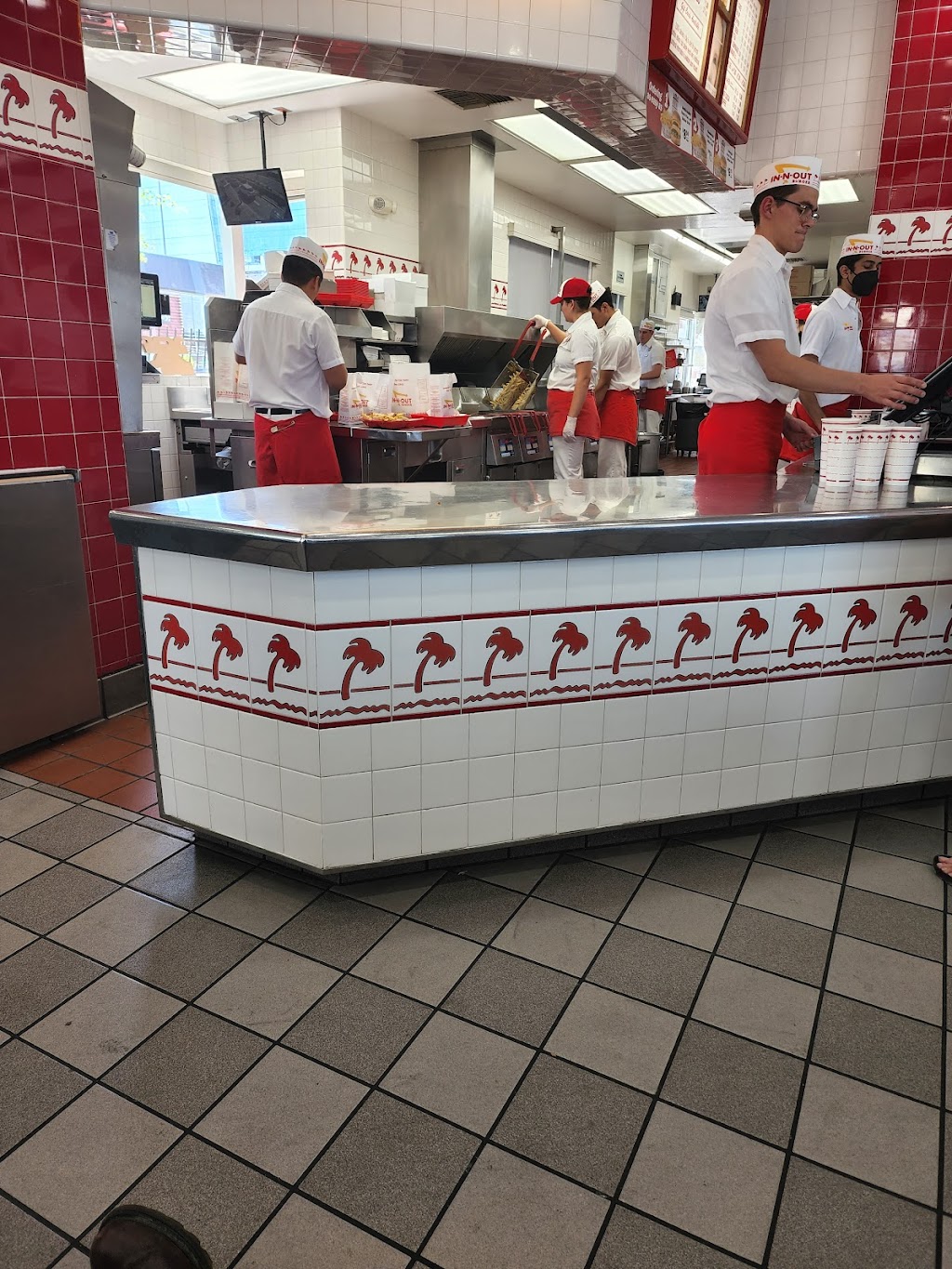 In-N-Out Burger | 920 E Playa Del Norte Dr, Tempe, AZ 85281, USA | Phone: (800) 786-1000