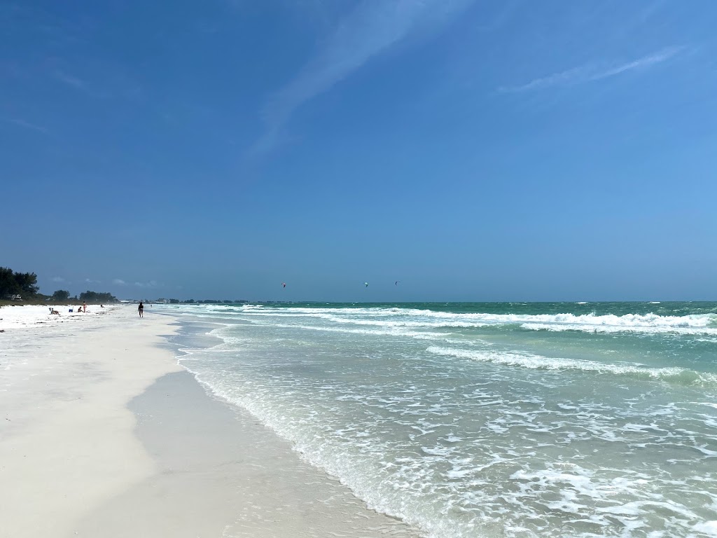 Tropical Breeze Beach Club | 6802 Gulf Dr, Holmes Beach, FL 34217, USA | Phone: (941) 778-2577