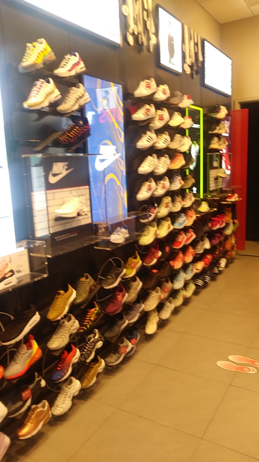 Foot Locker | 96 River Oaks Dr Suite B22, Calumet City, IL 60409, USA | Phone: (708) 862-0846