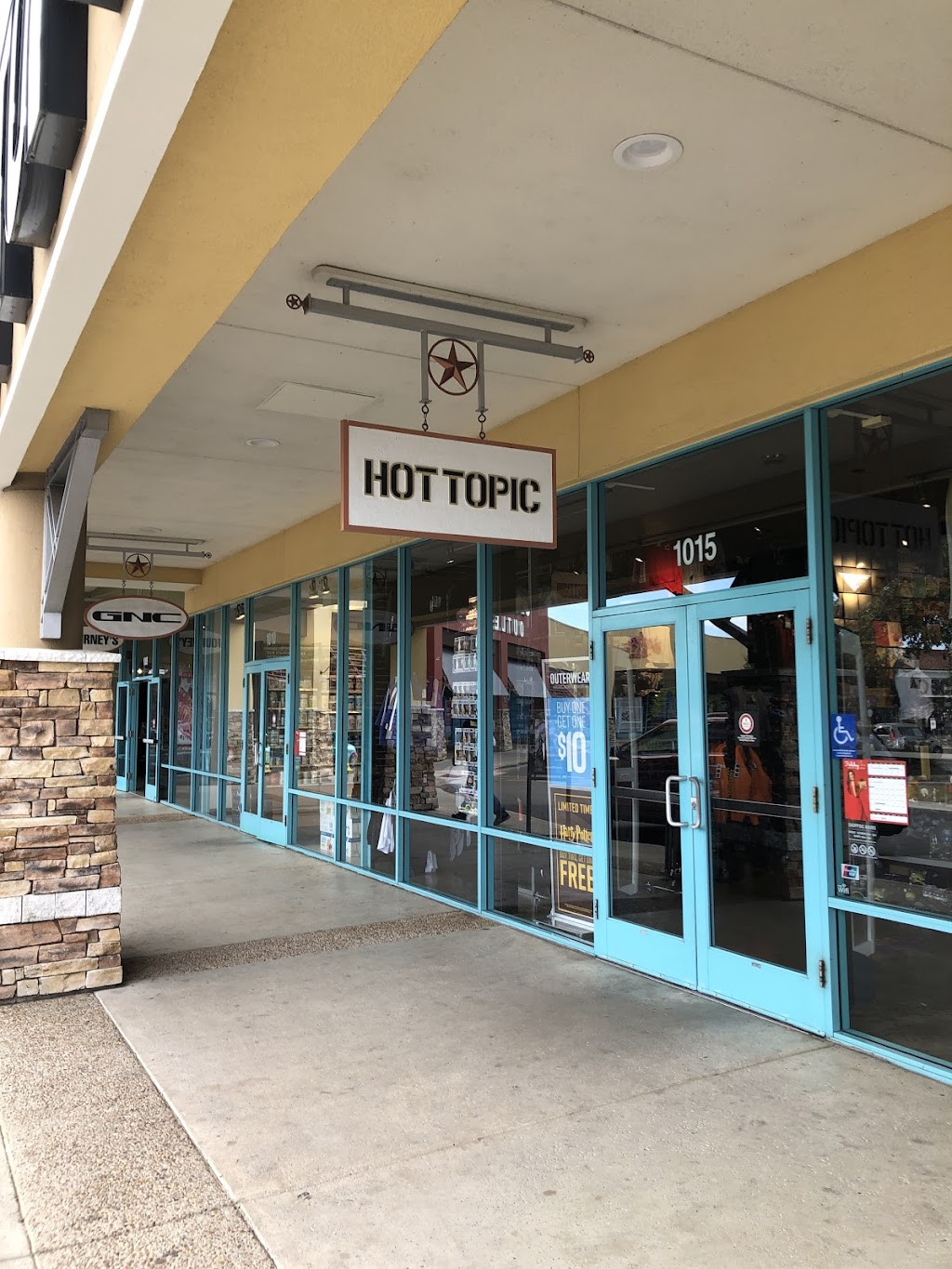 Hot Topic | 4015 I-35 #1015, San Marcos, TX 78666, USA | Phone: (512) 392-6440