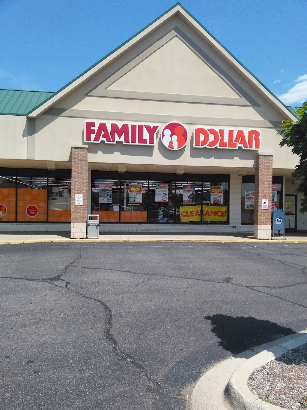 Family Dollar | 25640 Eight Mile Rd, Southfield, MI 48033, USA | Phone: (248) 226-3790