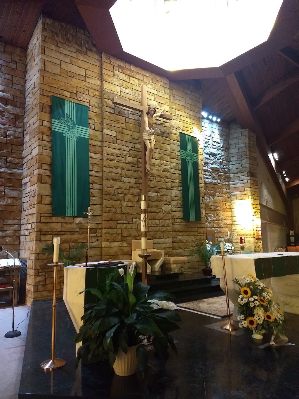 St Dorotheas Roman Catholic | 240 Broad St, Eatontown, NJ 07724, USA | Phone: (732) 542-0148