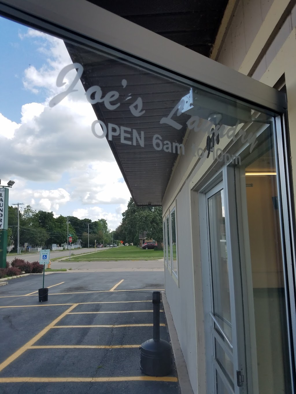 Joes Laundry | 937 N Washington St, Janesville, WI 53548, USA | Phone: (608) 868-6848