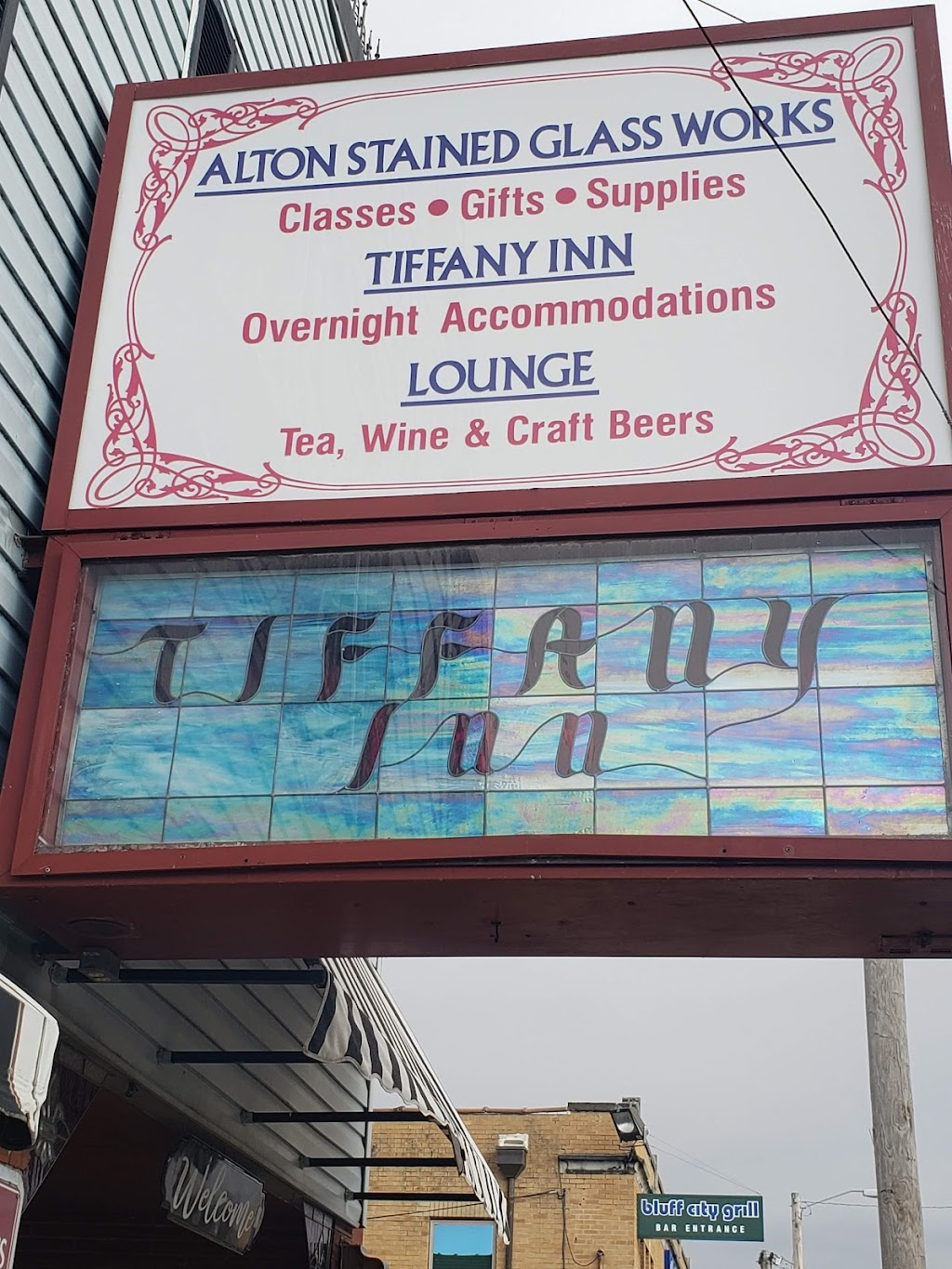 Tiffany Inn Bed & Breakfast | 410 E Broadway, Alton, IL 62002, USA | Phone: (618) 462-4145