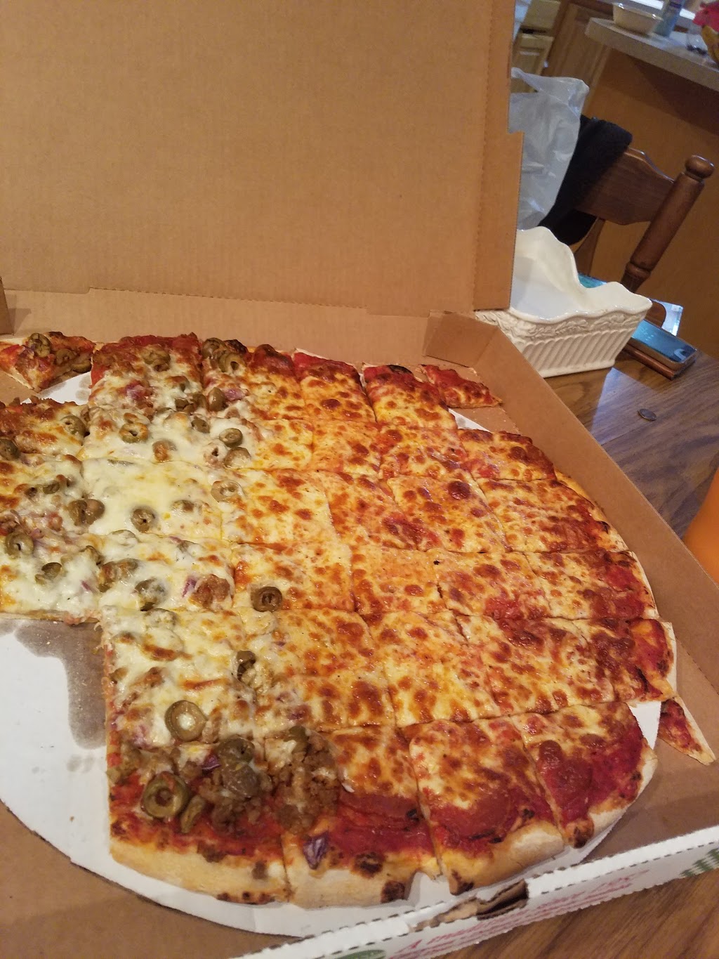 State Line Pizza Highland | 9521 Indianapolis Blvd, Highland, IN 46322, USA | Phone: (219) 924-9227