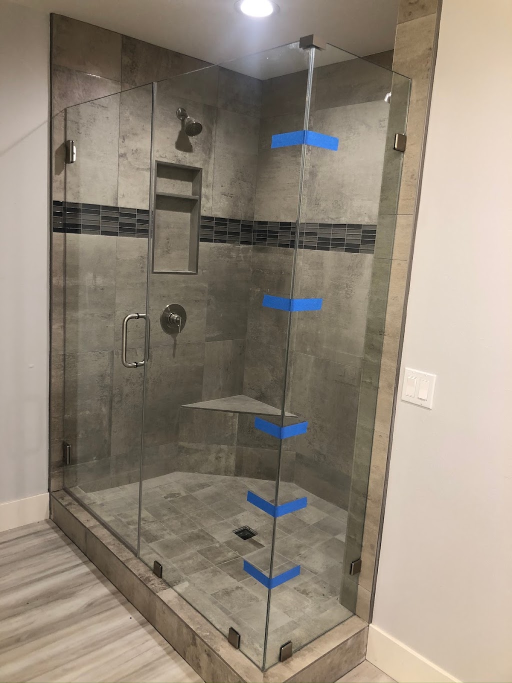 silver shower doors | 11920 Mariposa Rd #5, Hesperia, CA 92345, USA | Phone: (760) 490-1228