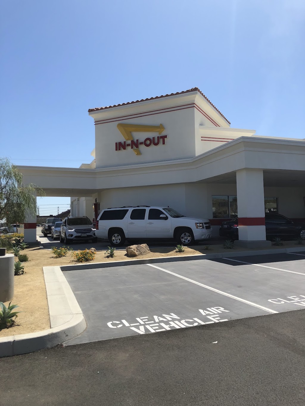 In-N-Out Burger | 5820 Bellflower Blvd, Lakewood, CA 90713, USA | Phone: (800) 786-1000