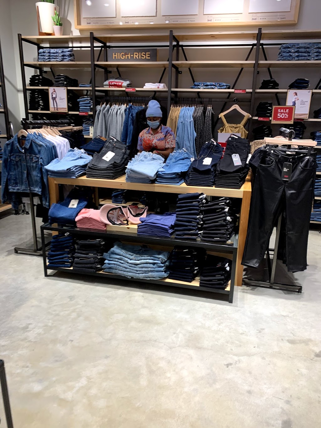 Levi’s Store | 1 American Dream Way Space D118, East Rutherford, NJ 07073, USA | Phone: (551) 213-6200