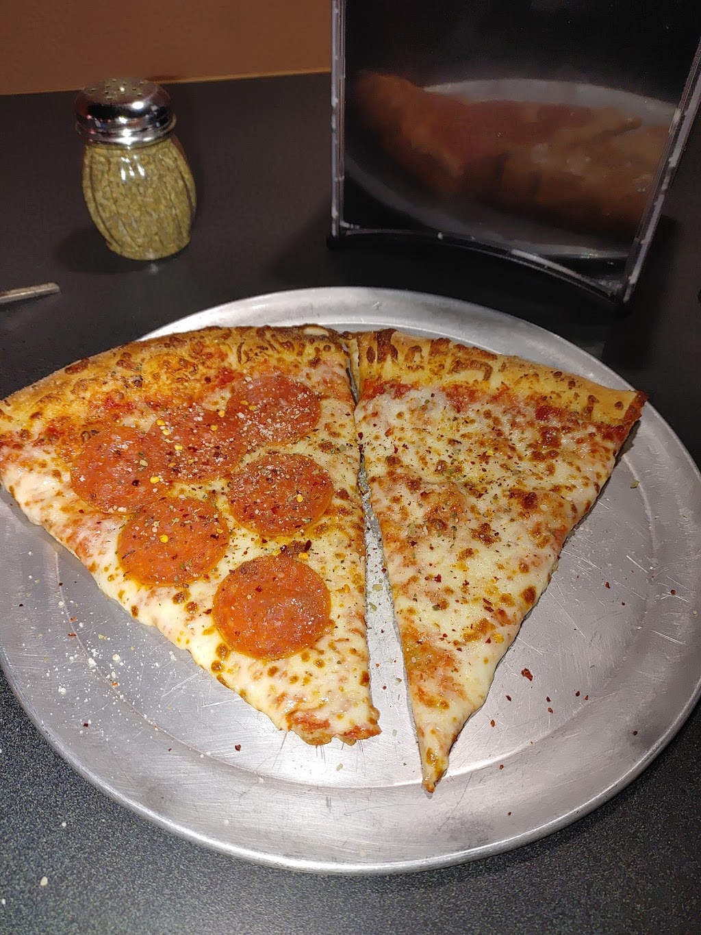 Slice Pizzeria & Wing House | 5831 S Dale Mabry Hwy, Tampa, FL 33611, USA | Phone: (813) 644-5905