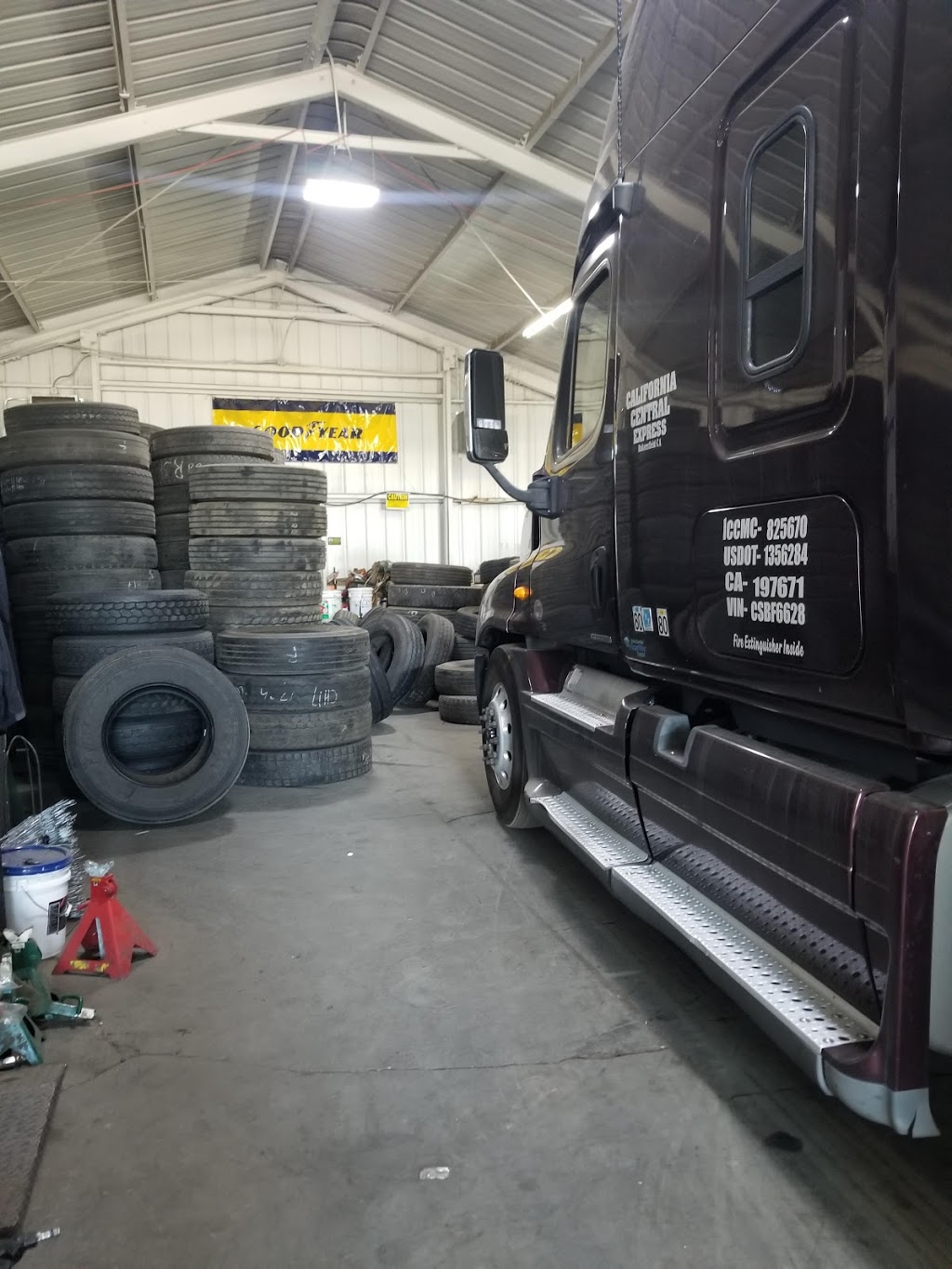 Bakersfield Truck Tires Warehouse | 1500 E Brundage Ln, Bakersfield, CA 93307 | Phone: (661) 748-1787