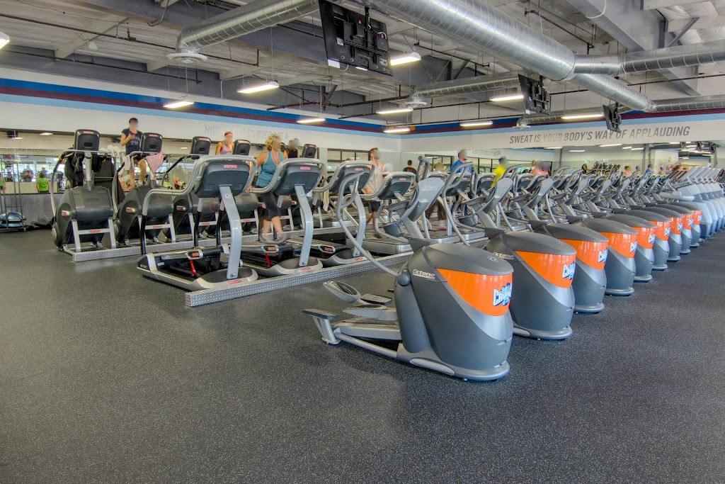 Crunch Fitness - Huntington Beach | 5894 Edinger Ave, Huntington Beach, CA 92649, USA | Phone: (714) 316-0110