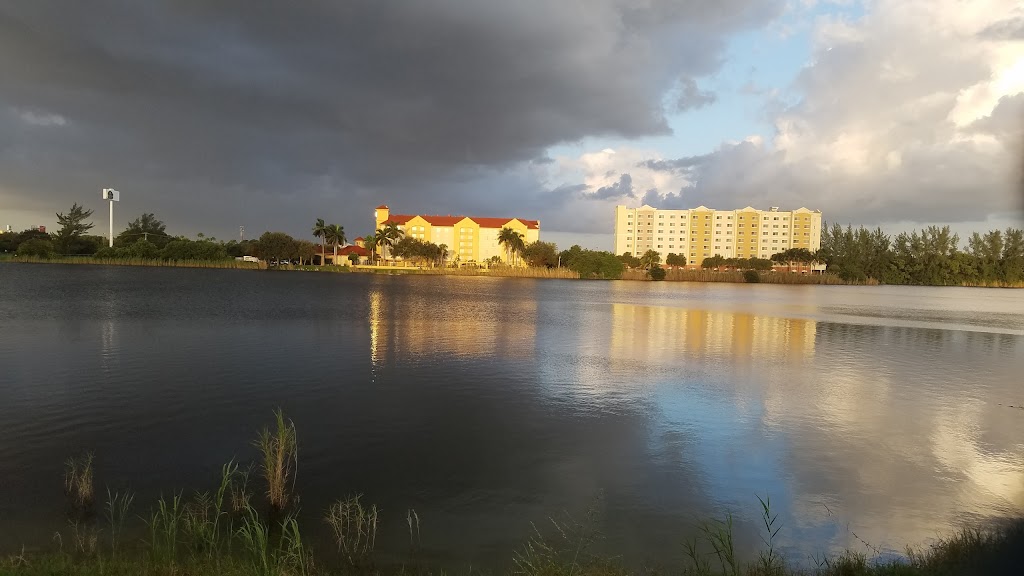 Crystal Lake Apartments | 2900 N 24th Ave, Hollywood, FL 33020, USA | Phone: (954) 920-2620