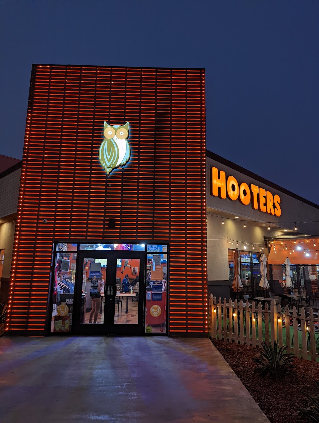 Hooters of Long Beach | 90 Aquarium Way, Long Beach, CA 90802, USA | Phone: (562) 983-1010