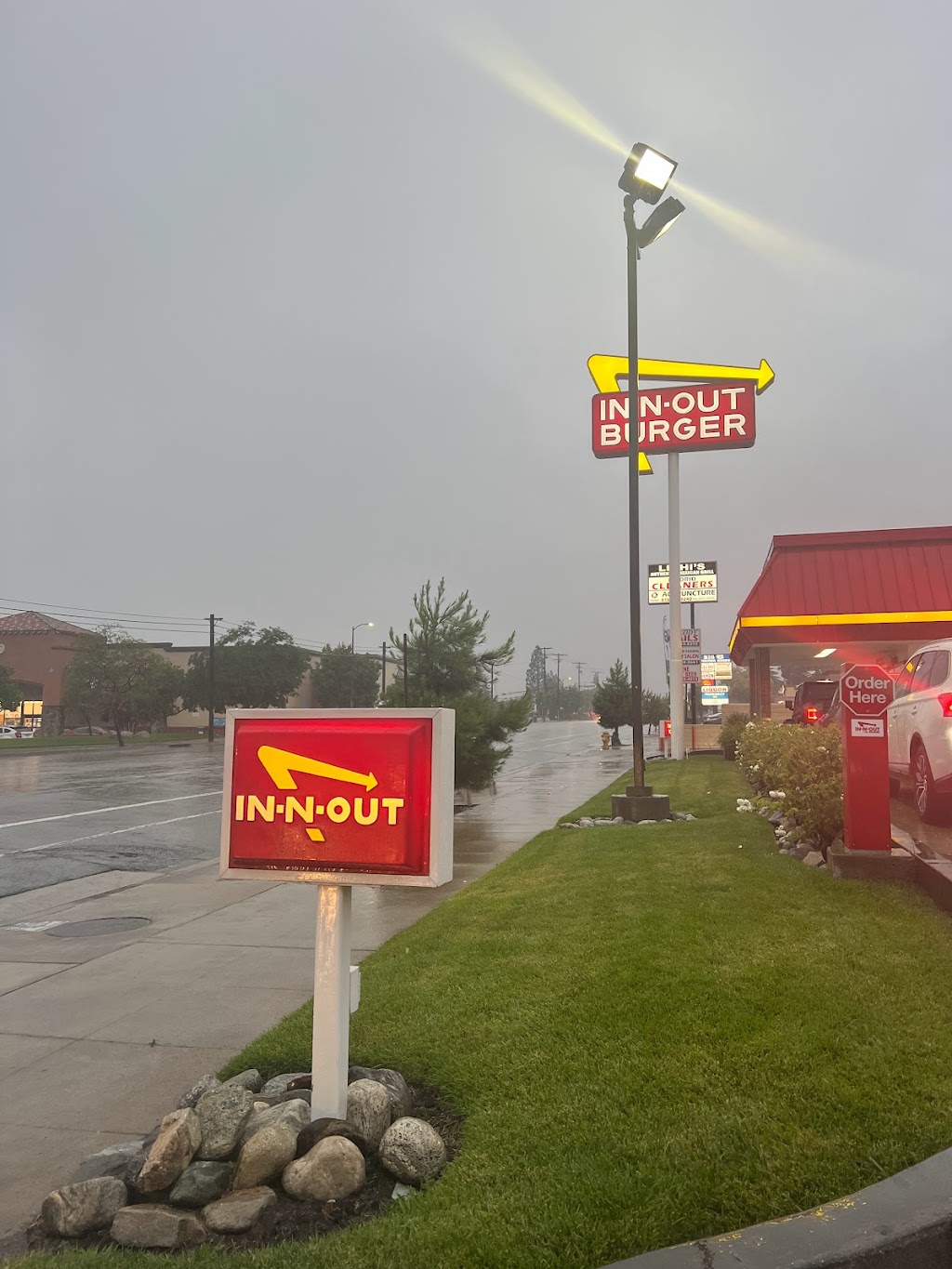 In-N-Out Burger | 6225 Foothill Blvd, Los Angeles, CA 91042, USA | Phone: (800) 786-1000