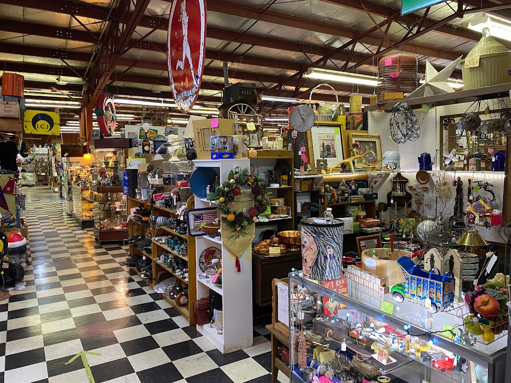 Motor City Antique Gallery | 13431 Telegraph Rd, Flat Rock, MI 48134, USA | Phone: (734) 782-4018