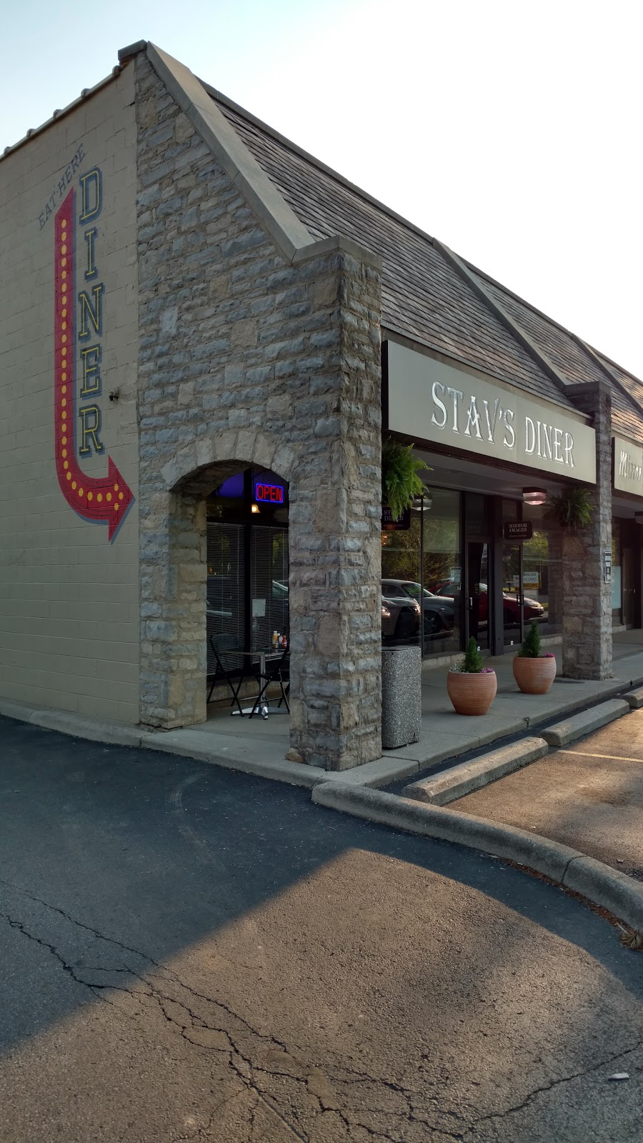 Stavs Diner | 2932 E Broad St, Columbus, OH 43209, USA | Phone: (614) 725-4330