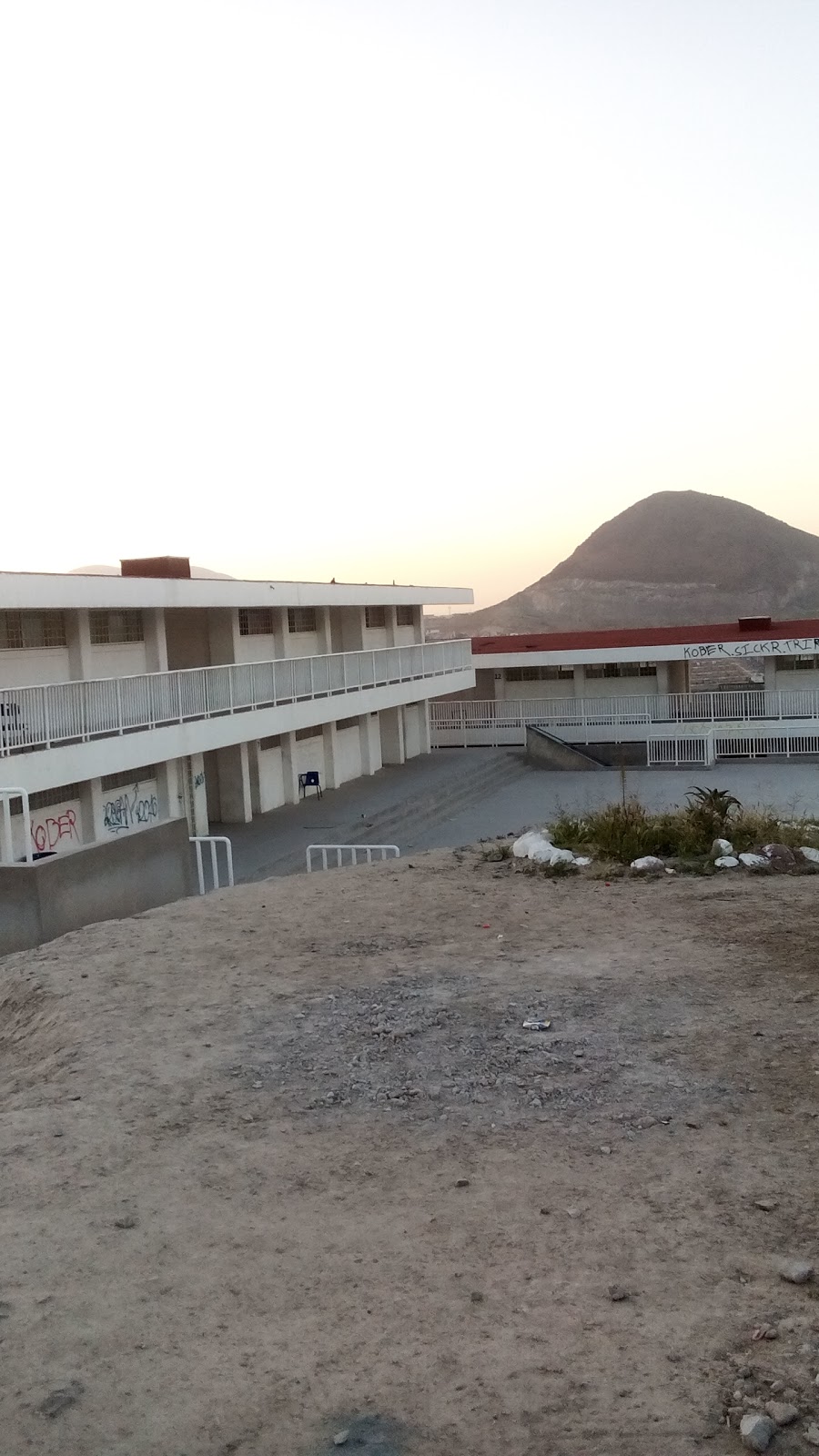 Escuela Secundaria Tecnica #51 | Av. De los Nogales Mz 668-Lt 5, Paseos del Vergel, El Refugio, 22253 Tijuana, B.C., Mexico | Phone: 664 676 1109