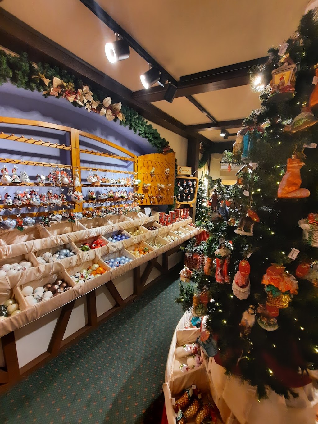 Käthe Wohlfahrt - Weihnachtsdorf | Herrngasse 1, 91541 Rothenburg ob der Tauber, Germany | Phone: 0800 4090150