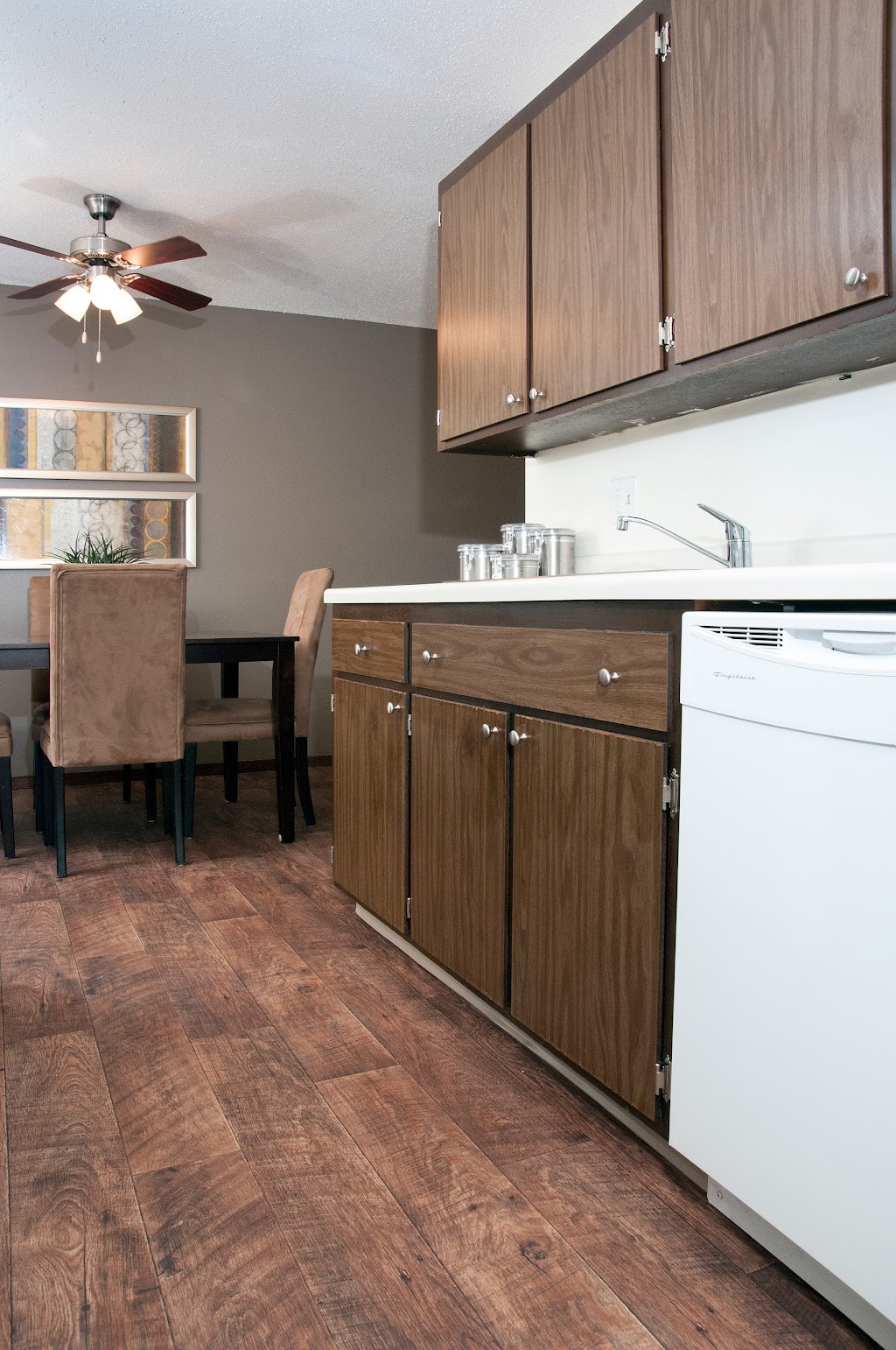 Burnsville Parkway Apartments | 1701 Burnsville Pkwy, Burnsville, MN 55337, USA | Phone: (763) 452-9520