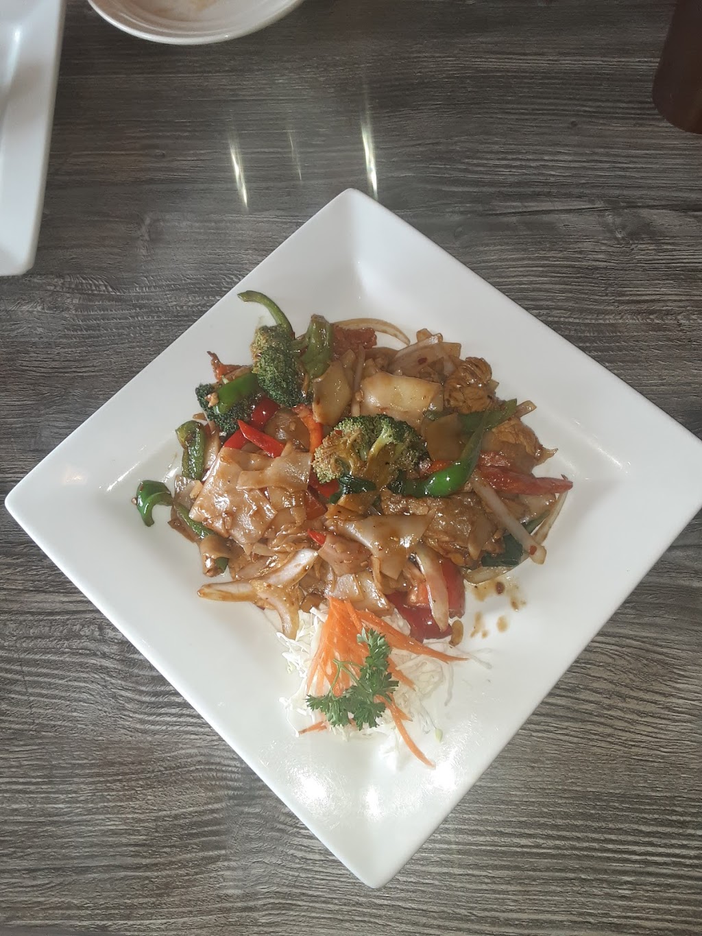 Thai Basil Leaf Restaurant | 805 W Park Row Dr, Arlington, TX 76013, USA | Phone: (817) 277-0440