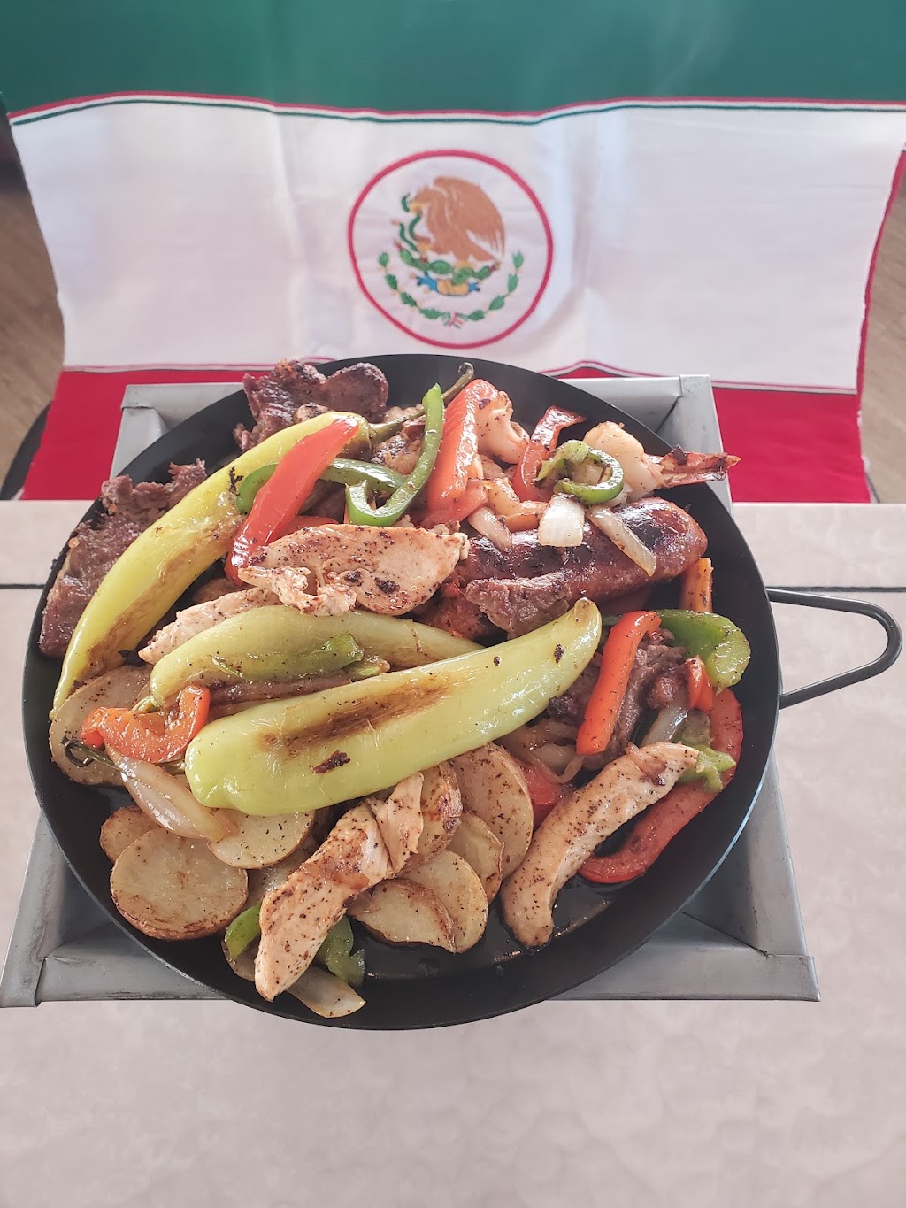 Sol y Luna Mexican American Restaurant | 28432 N Lake Dr, Waterford, WI 53185, USA | Phone: (262) 922-0045