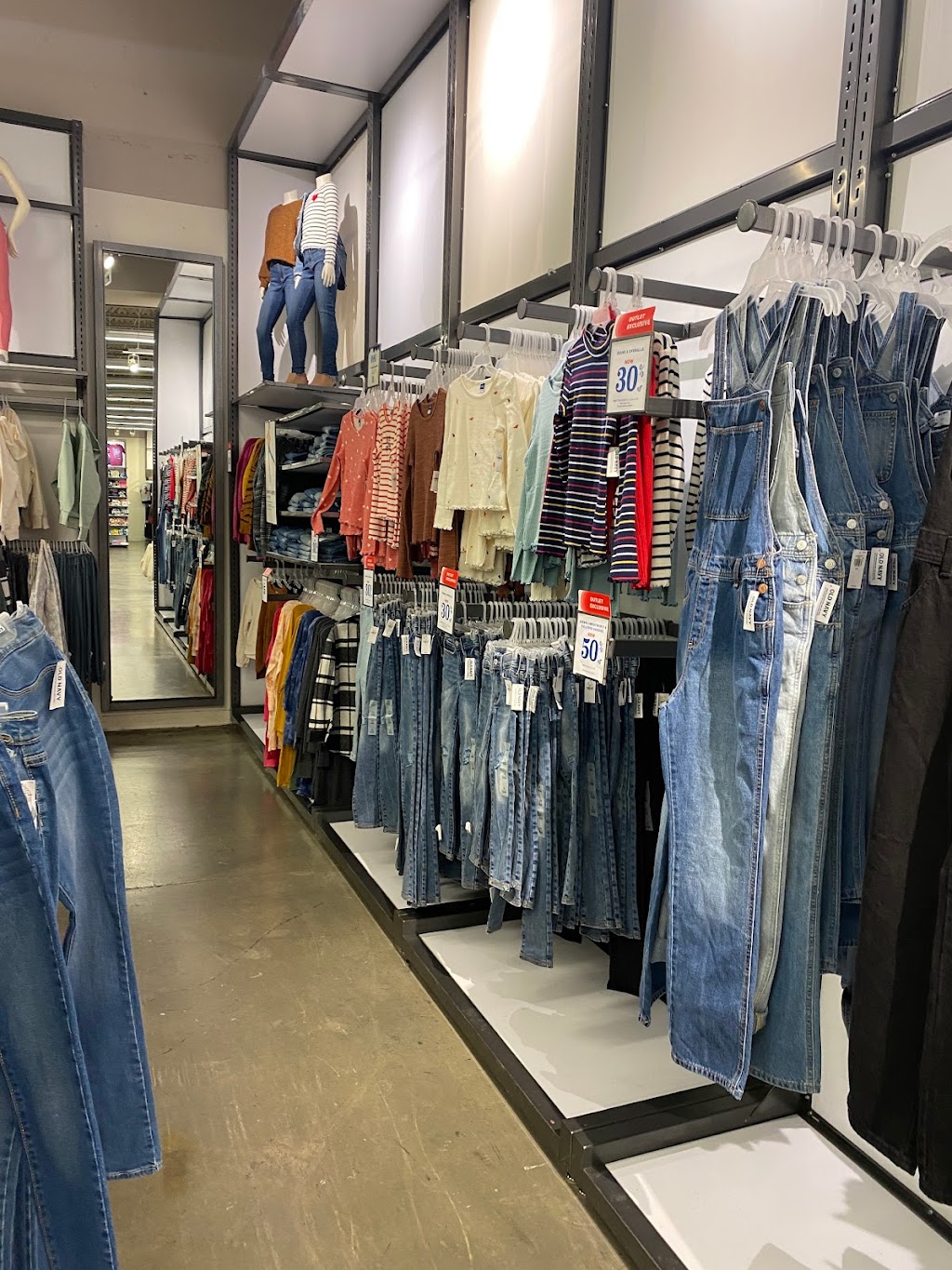 Old Navy | 1 American Dream Wy Space C335, East Rutherford, NJ 07073, USA | Phone: (201) 935-2073
