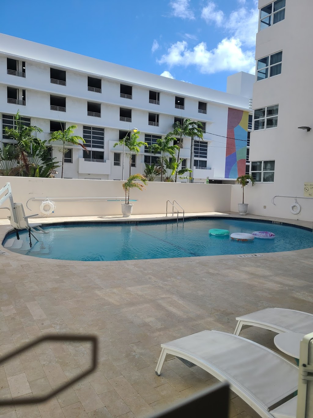 Hampton Inn Miami Beach - Mid Beach | 4000 Collins Ave, Miami Beach, FL 33140, USA | Phone: (305) 532-4999