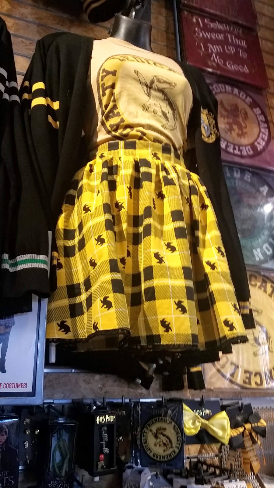 Hot Topic | 8316 E 49th Ave #1665, Denver, CO 80238, USA | Phone: (303) 576-0300