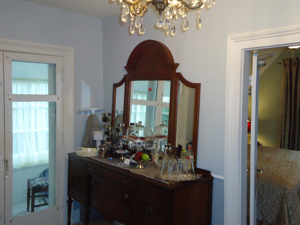 Absolute Elegance Bed & Breakfast | 6023 Culp St, Niagara Falls, ON L2G 2B6, Canada | Phone: (289) 296-9473