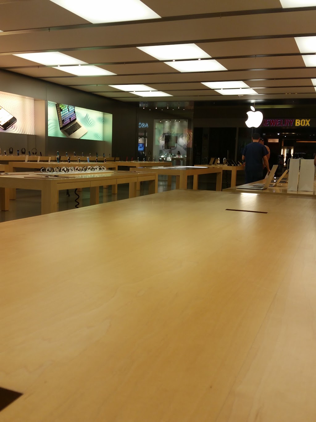 Apple Cielo Vista Mall | 8401 Gateway Blvd W, El Paso, TX 79925, USA | Phone: (915) 774-8020