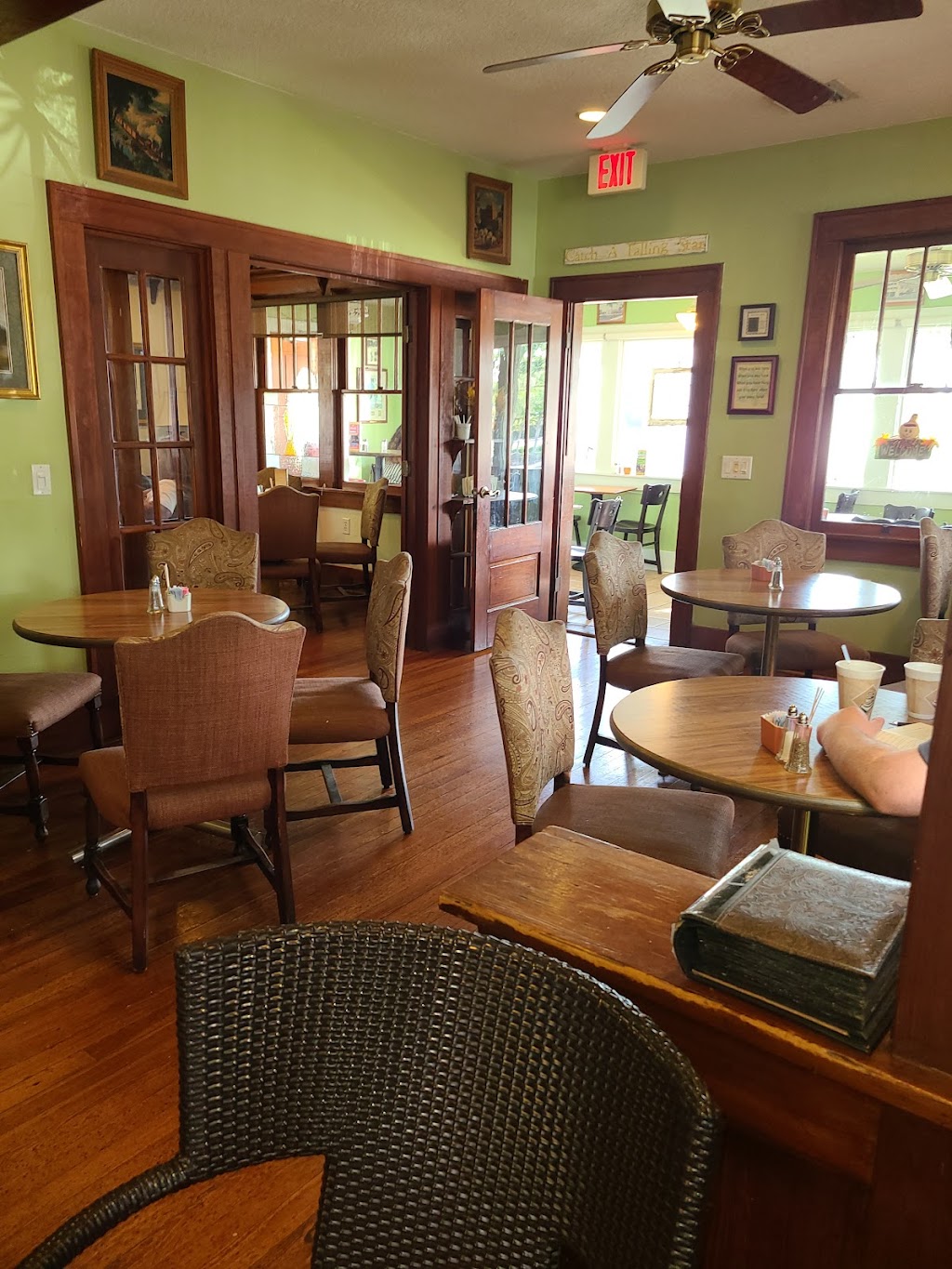 Susans Courtside Cafe | 18 S Orlando Ave, Kissimmee, FL 34741, USA | Phone: (407) 518-1150