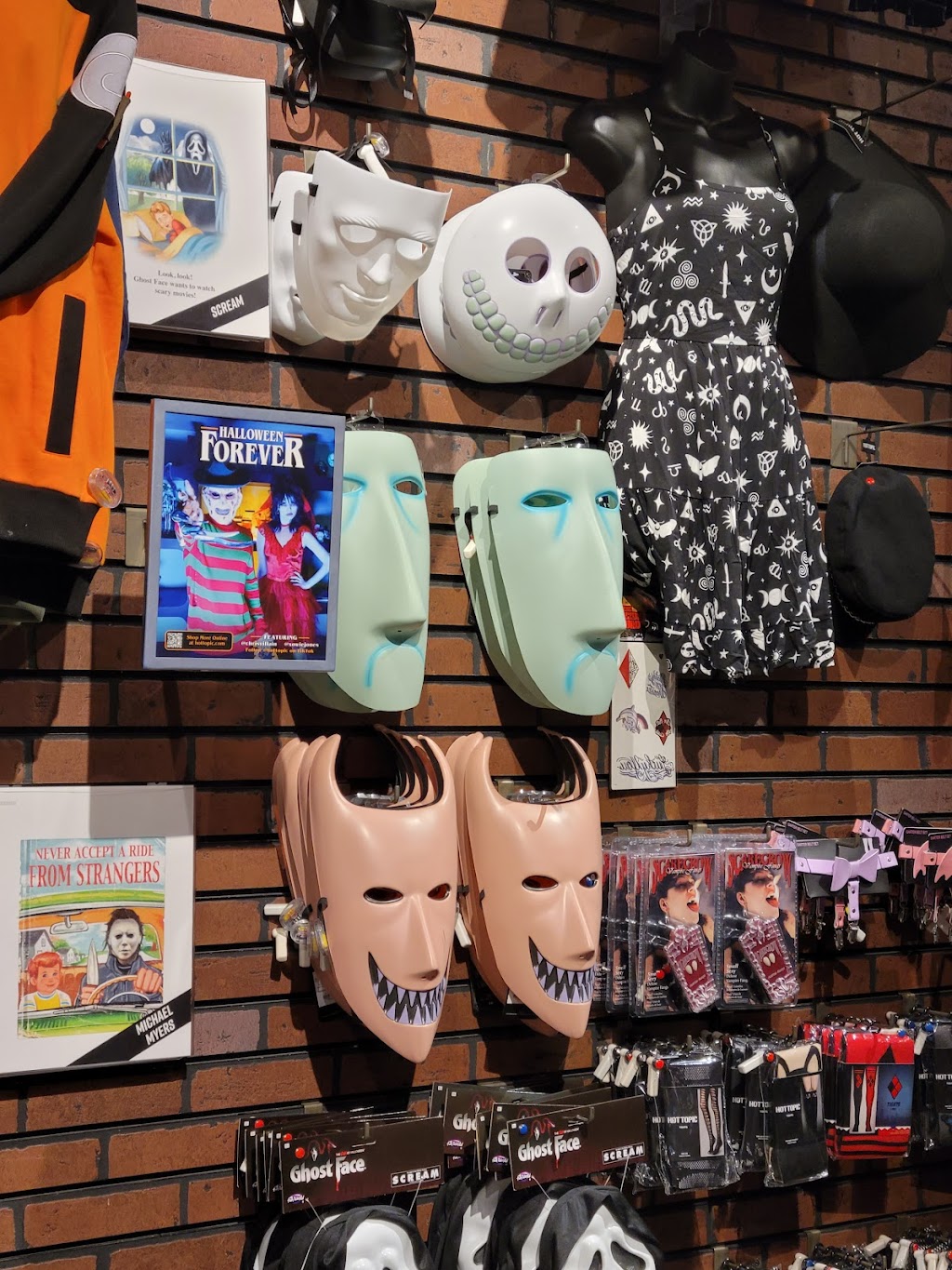 Hot Topic | 2200 W Florida Ave RM C-2, Hemet, CA 92545, USA | Phone: (951) 652-4385