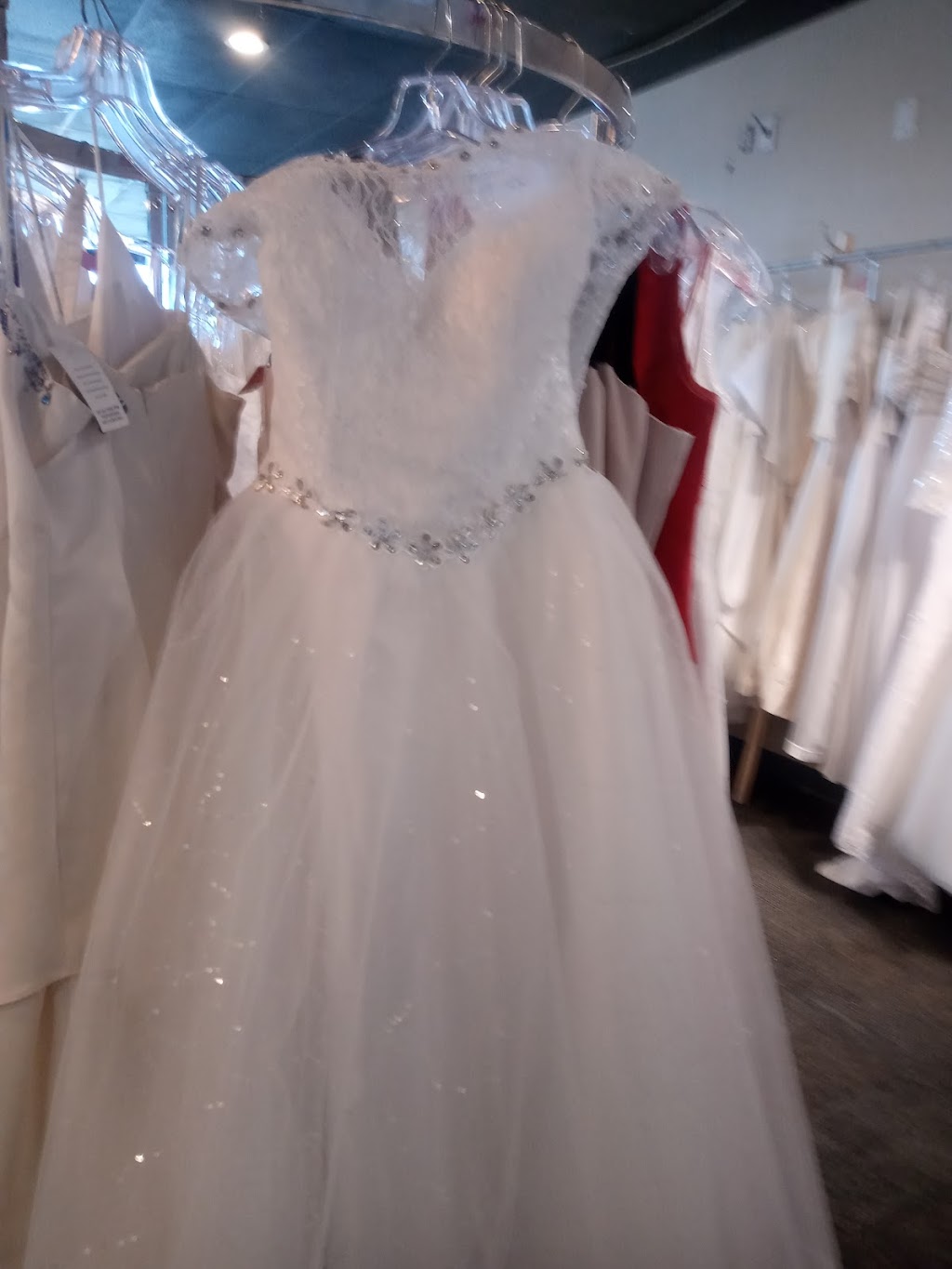 Simplistic Bride | 112 Brighton Park Blvd, Frankfort, KY 40601, USA | Phone: (502) 382-6621