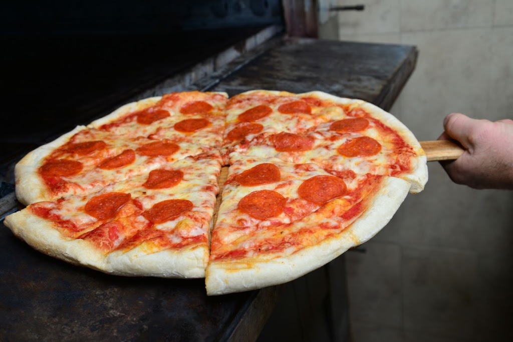 Dom & Vinnies Pizzeria | 1165 Knollwood Rd #1032, White Plains, NY 10603, USA | Phone: (914) 592-7643