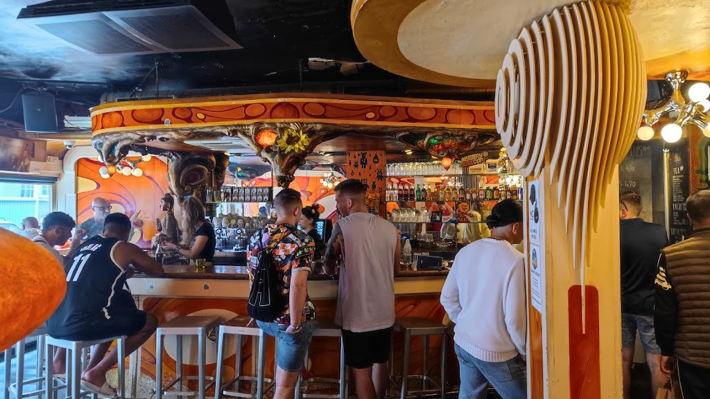 Original Dampkring Coffeeshop | Handboogstraat 29, 1012 XM Amsterdam, Netherlands | Phone: 020 638 0705