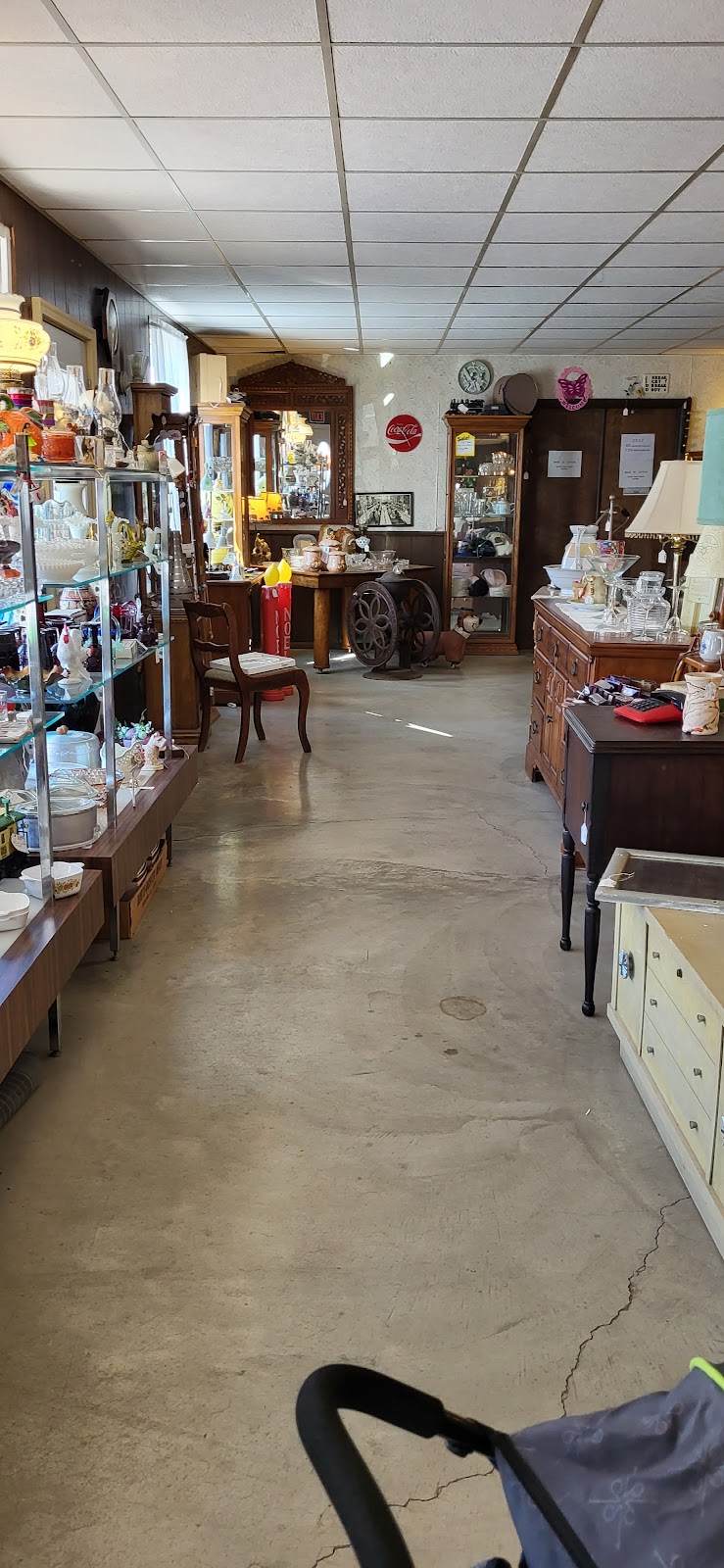 Village Square Antiques | 202 W State St, Pocahontas, IL 62275, USA | Phone: (618) 669-2825