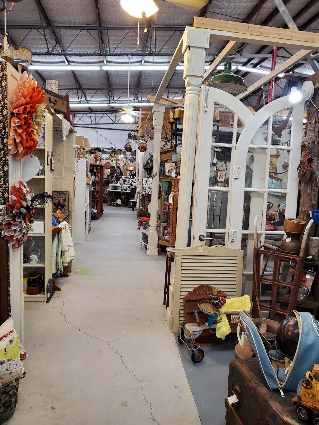 The Classy Cactus Antique Mall | 100 W 3rd St, Justin, TX 76247 | Phone: (940) 648-2747