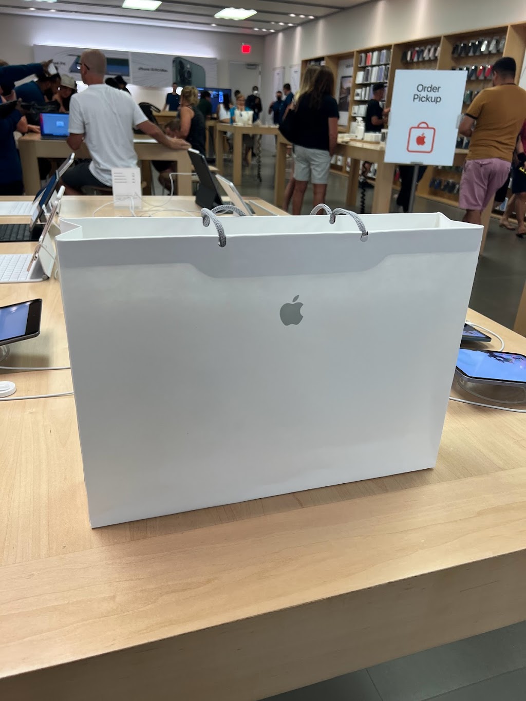 Apple Freehold Raceway Mall | 3710 US-9, Freehold, NJ 07728, USA | Phone: (732) 358-8426