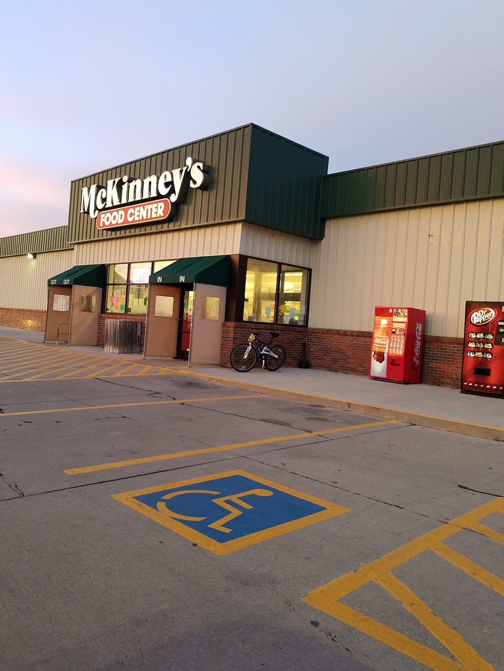 McKinneys Food Center | 215 Enterprise Dr, Gretna, NE 68028, USA | Phone: (402) 332-5166