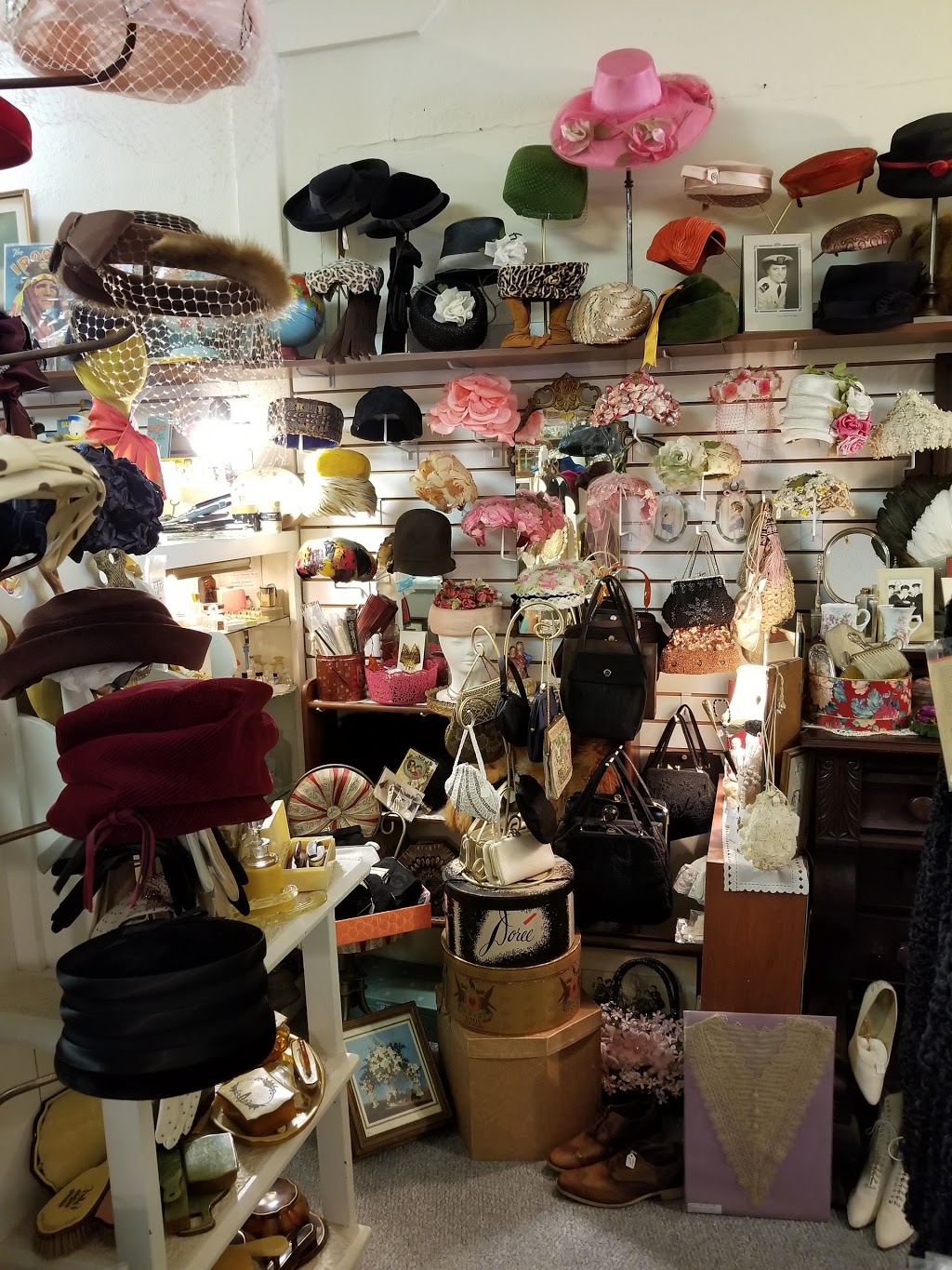 Like Mother Like Daughter Antiques | 523 W Commonwealth Ave, Fullerton, CA 92832, USA | Phone: (714) 738-3638