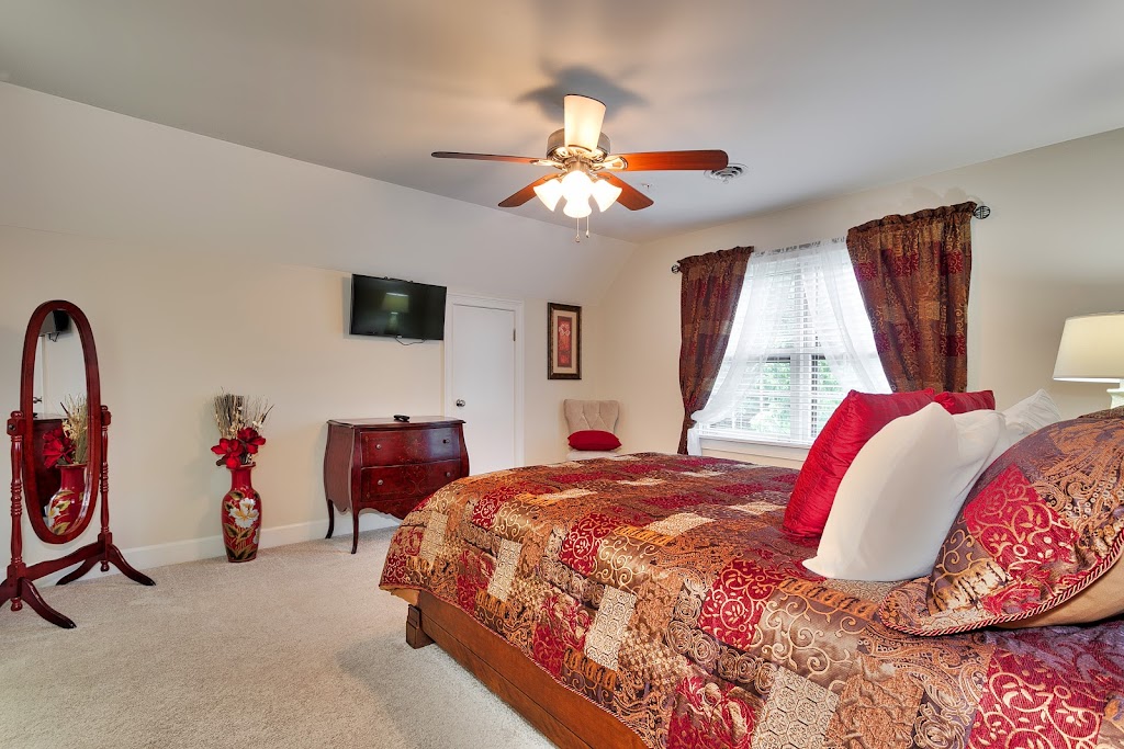 Pleasanton Courtyard Bed and Breakfast | 1099 Sandy Creek Rd, Fayetteville, GA 30214, USA | Phone: (770) 774-8887