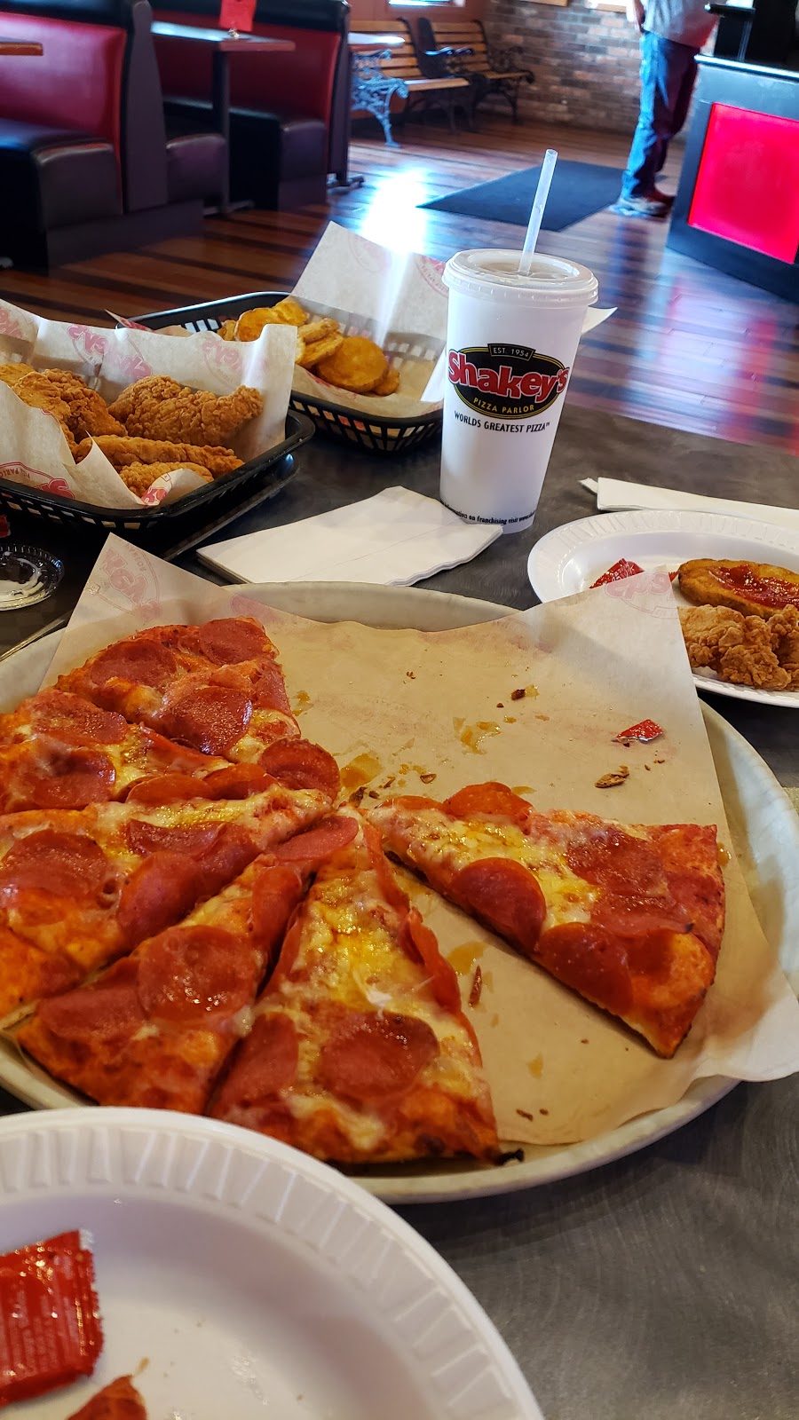 Shakeys Pizza Parlor | 11530 Washington Blvd, Whittier, CA 90606, USA | Phone: (562) 692-0741