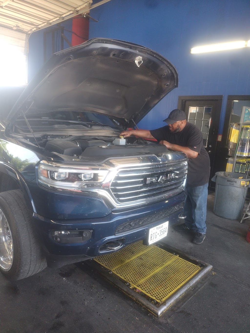 Manor Lube & State Inspection | 909 N Caldwell St, Manor, TX 78653, USA | Phone: (512) 278-9899