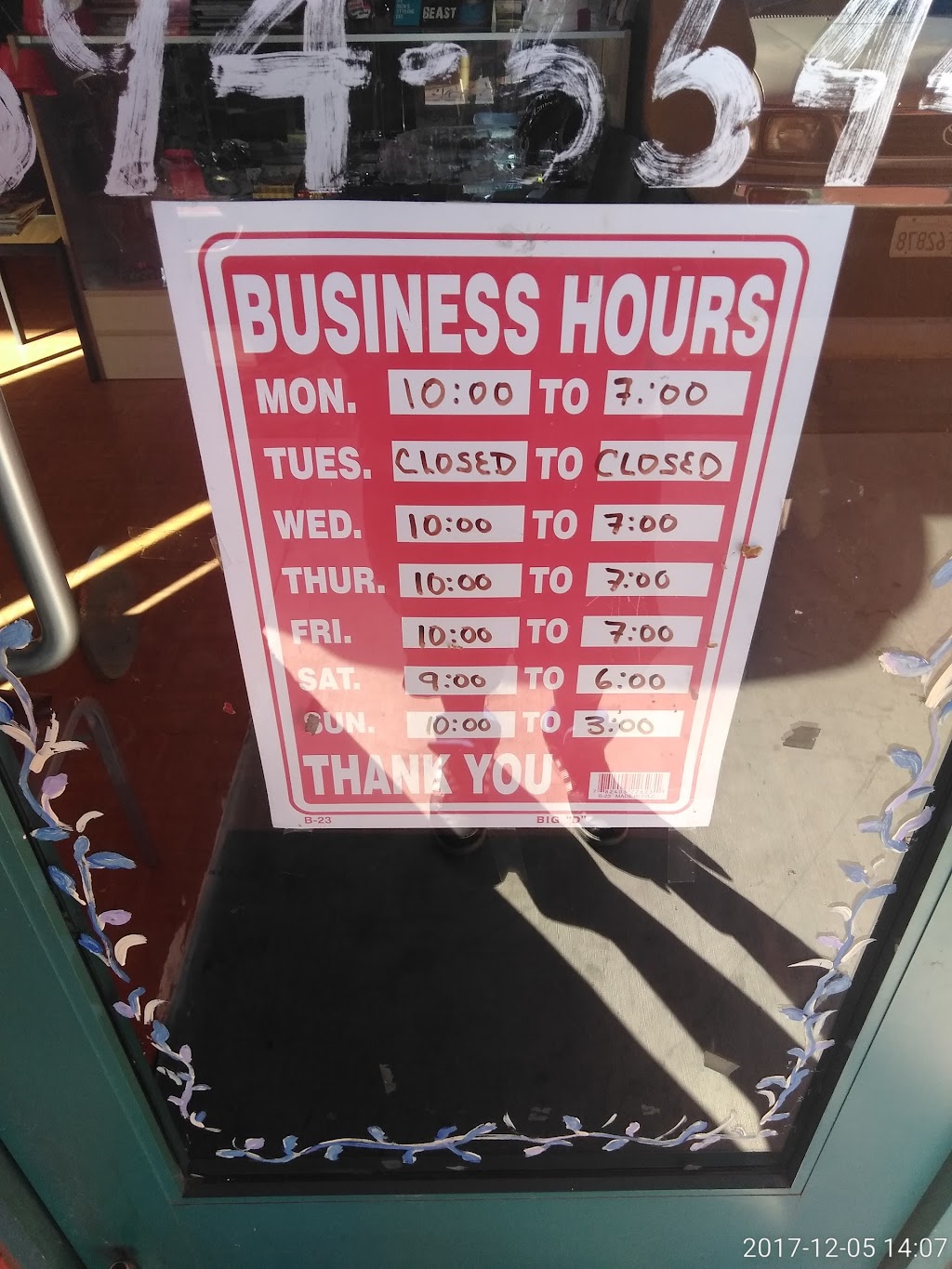 Crazy Scissors | 945 E La Habra Blvd, La Habra, CA 90631, USA | Phone: (562) 694-5544