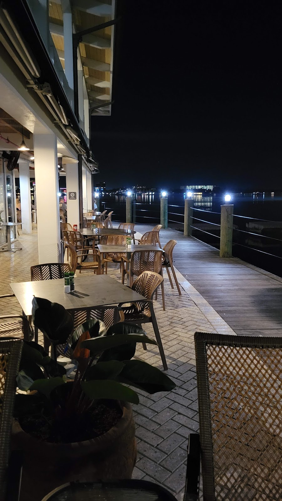 Riverhouse Waterfront Restaurant | 995 Riverside Dr, Palmetto, FL 34221 | Phone: (941) 729-0616